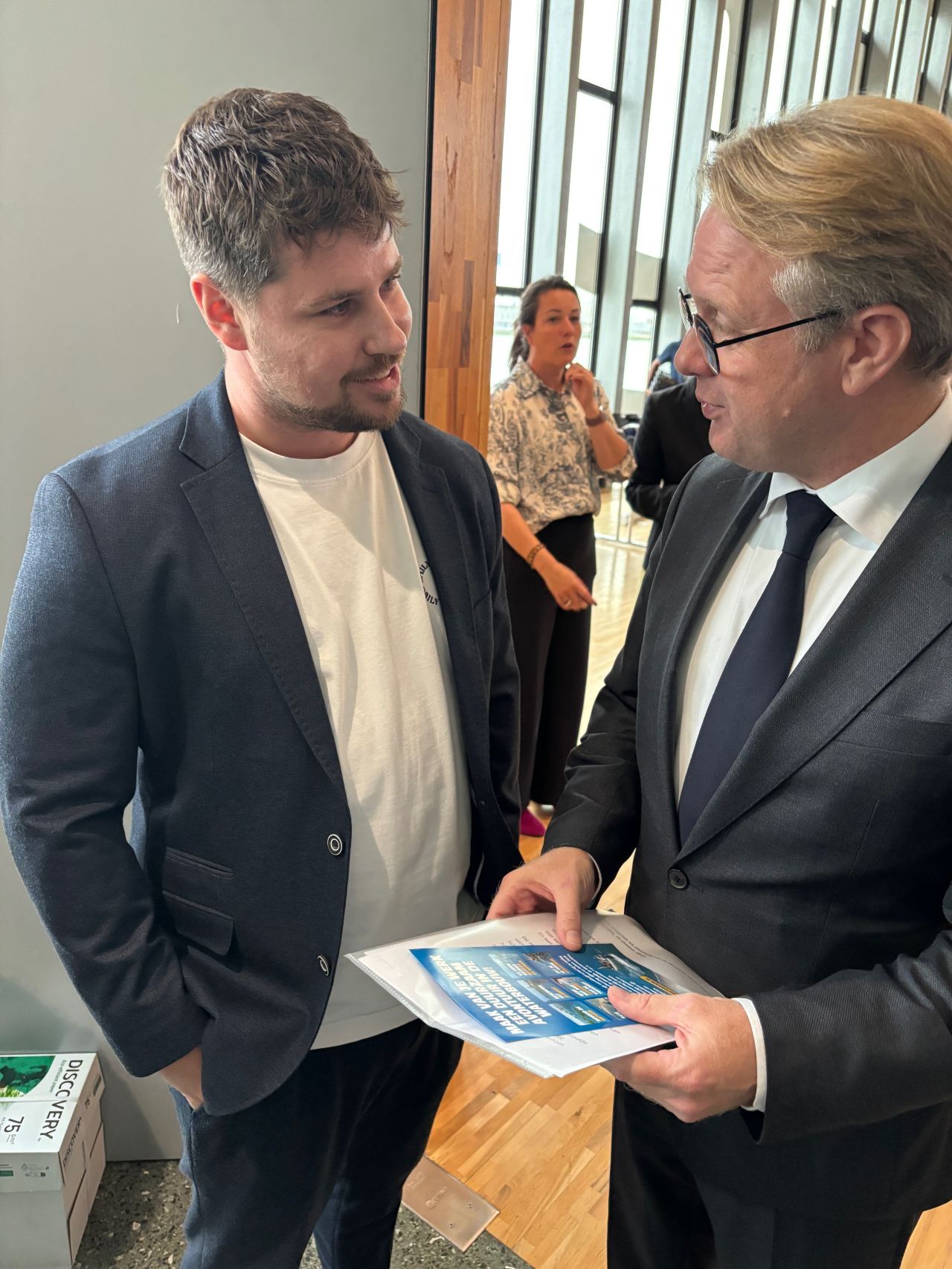 Quentin van Emmerik in gesprek met demissionair minister Robert Tieman